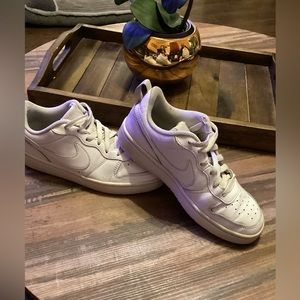 Boys Nike Court Borough 2 Low Triple White Size 4.5Y Casual Sneakers BQ5448-100